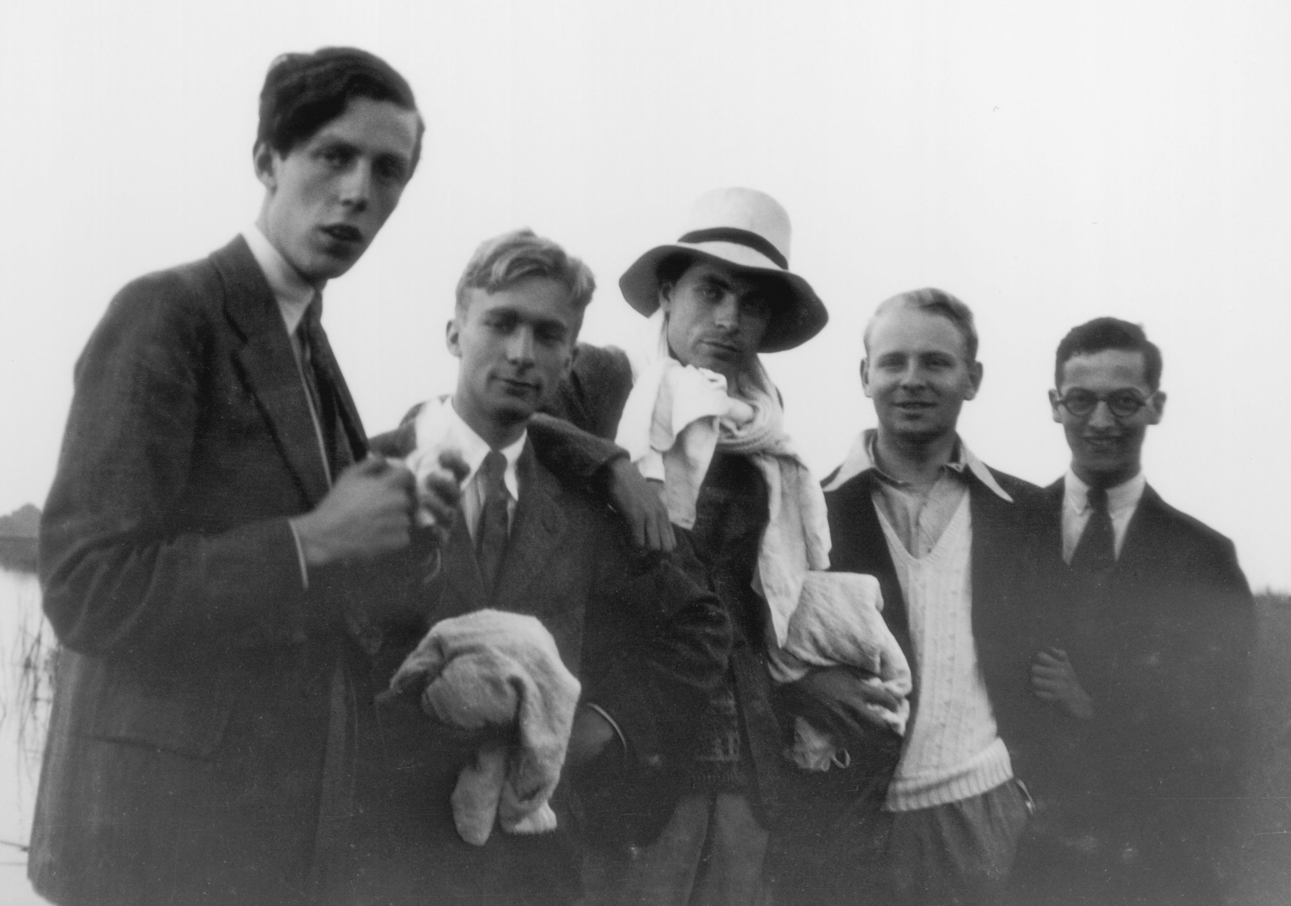 Anthony Blunt, a la izquierda, con compañeros de estudios en Cambridge, 1929