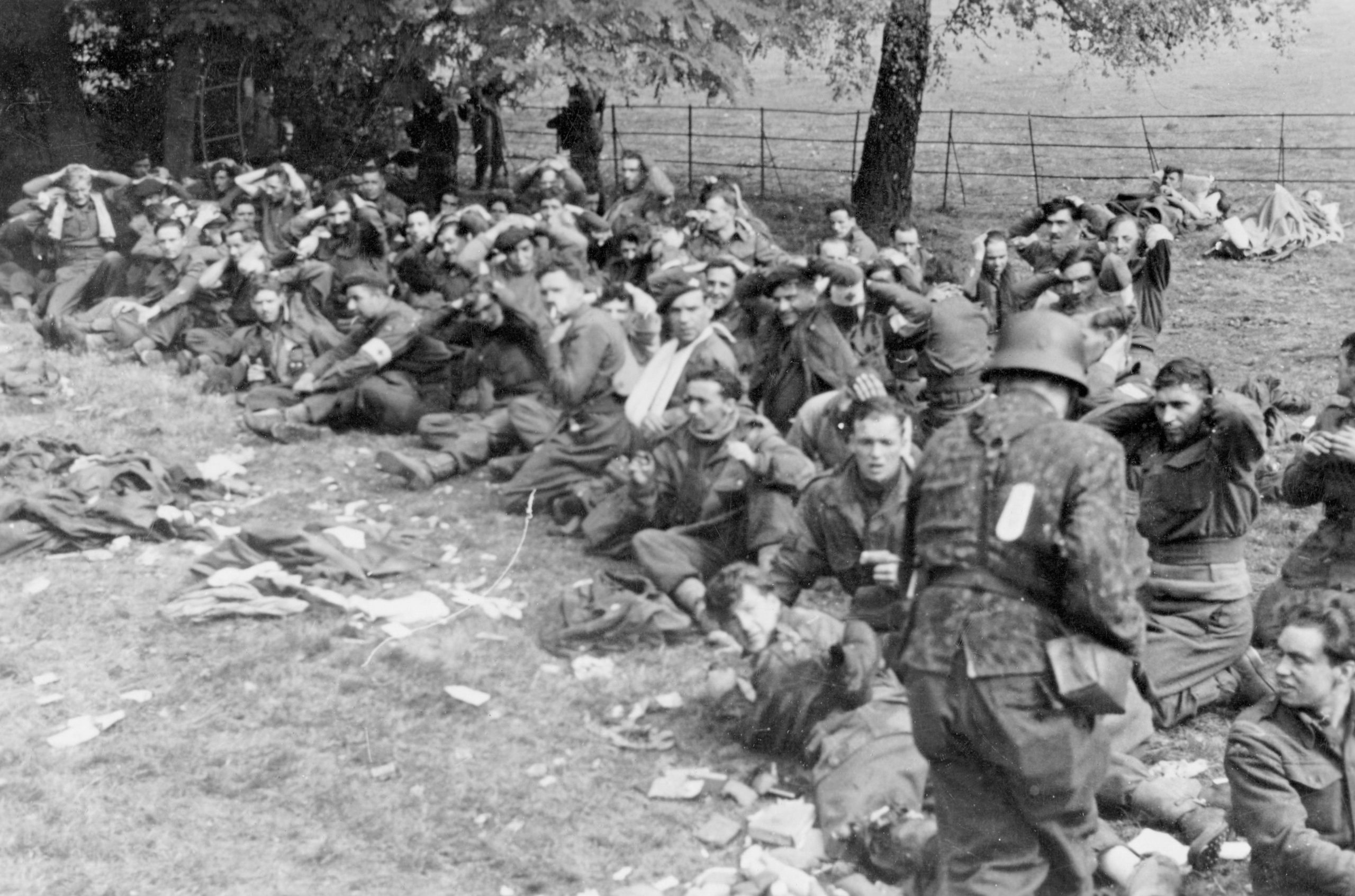 Soldados británicos fueron hechos prisioneros por los alemanes durante la Batalla de Arnhem, la derrota final de los Aliados en la guerra