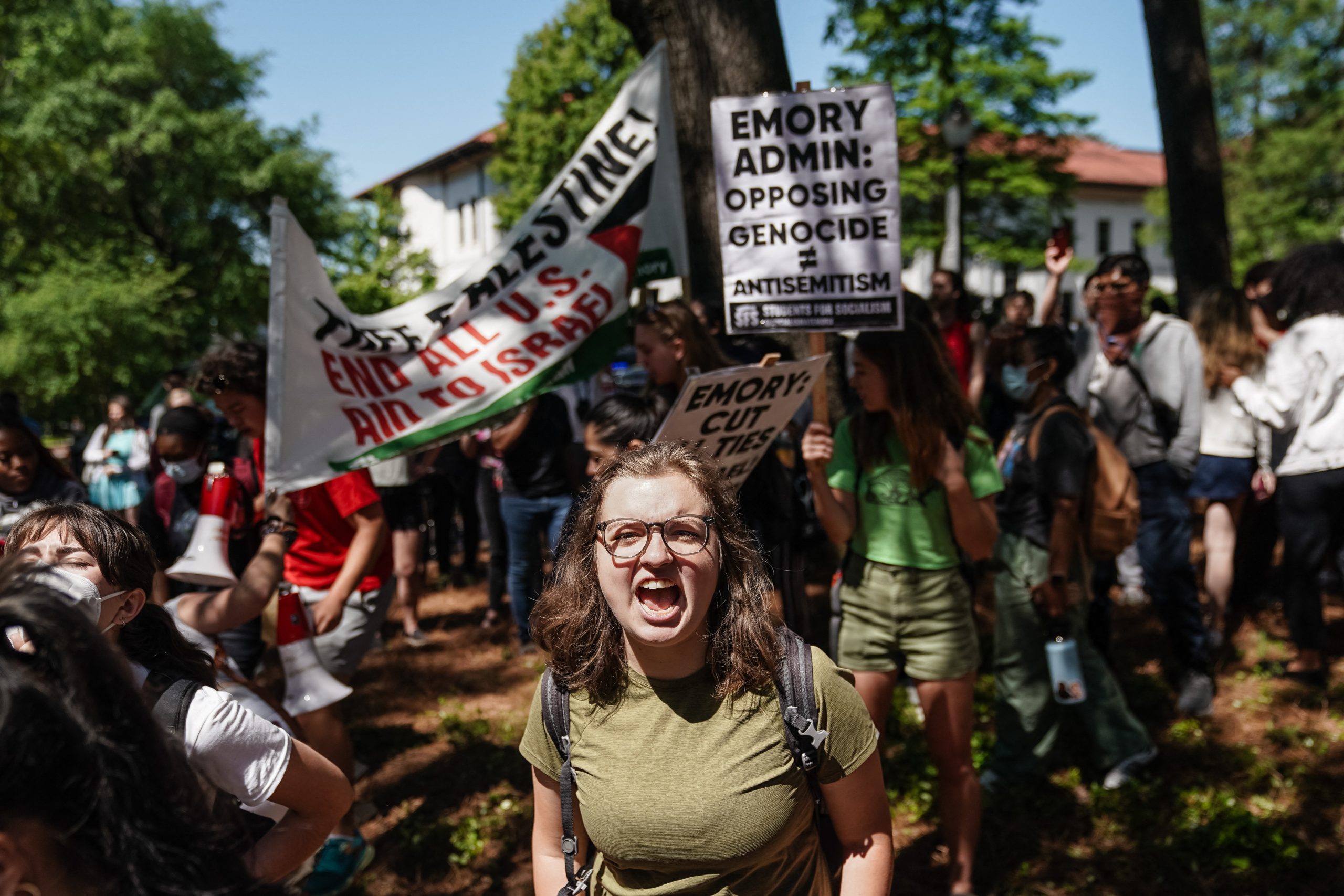Estudiantes participan en una protesta pro-palestina en la Universidad de Emory en Georgia