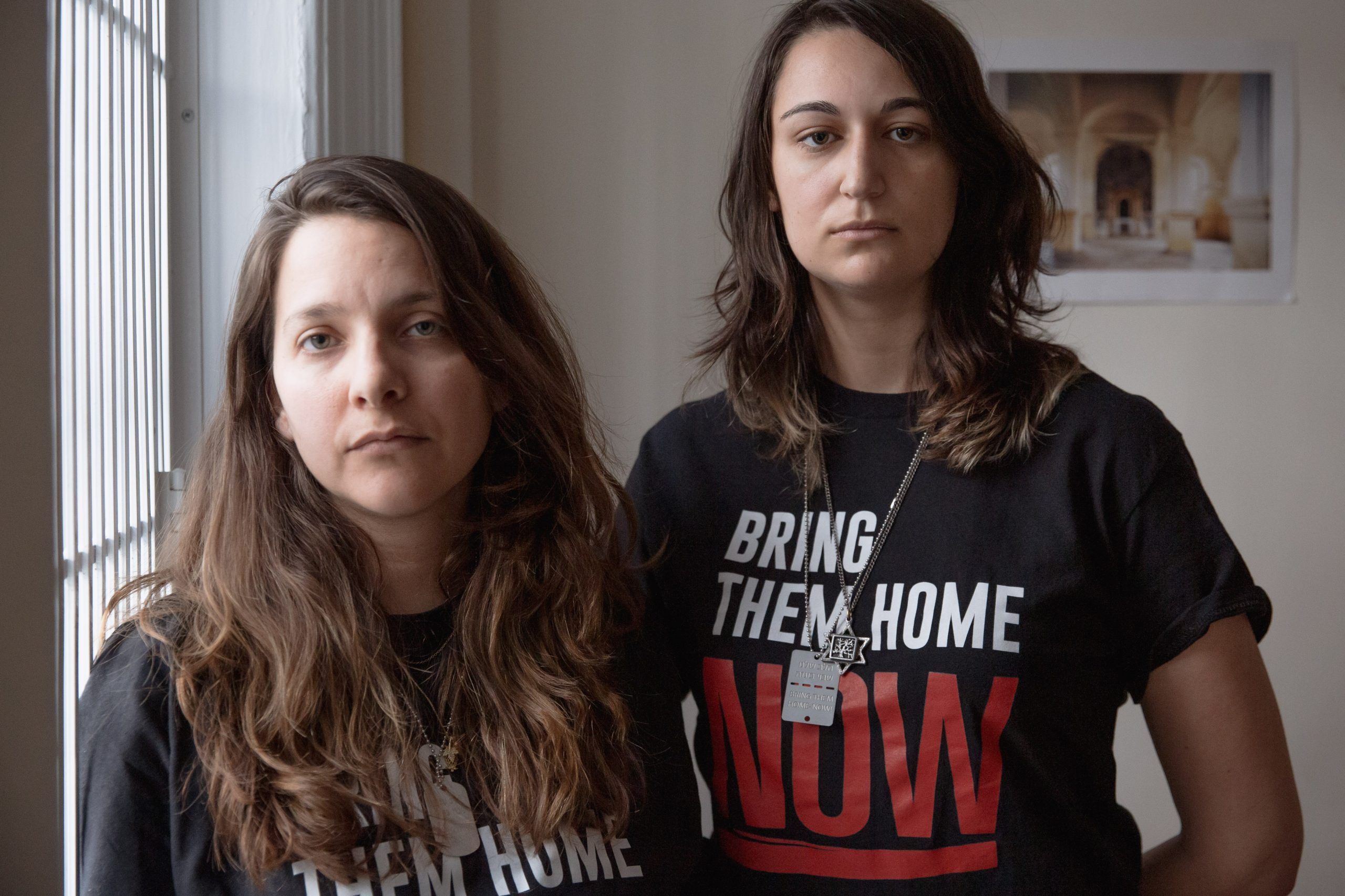Ariana Pinsker-Lehrer, izquierda, y Melissa Saidak, quienes dicen ser judías de izquierda y progresistas, están decepcionadas por la falta de apoyo de la administración del campus de Columbia