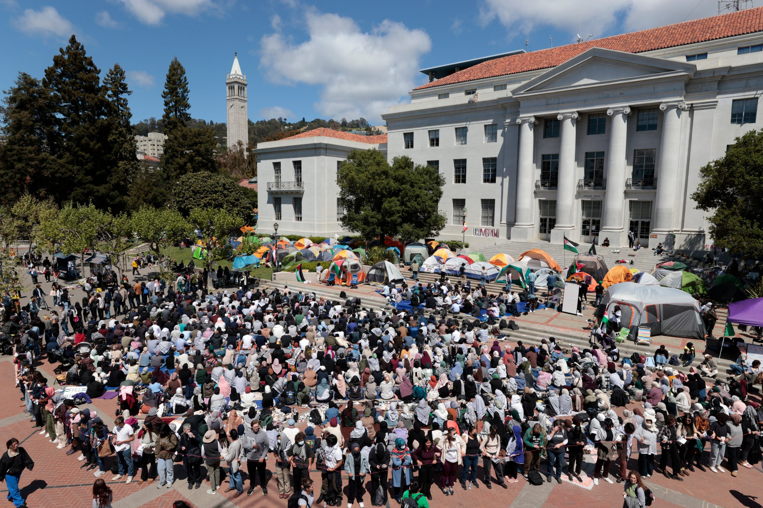 Un imán predica a los estudiantes en el campus de la Universidad de California en Berkeley el viernes