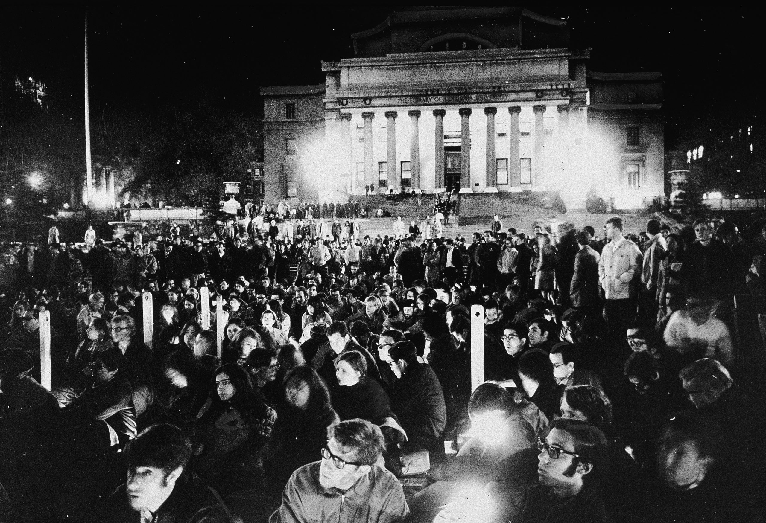 Estudiantes se reúnen en el campus de la Universidad de Columbia durante una manifestación contra la guerra de Vietnam en 1968