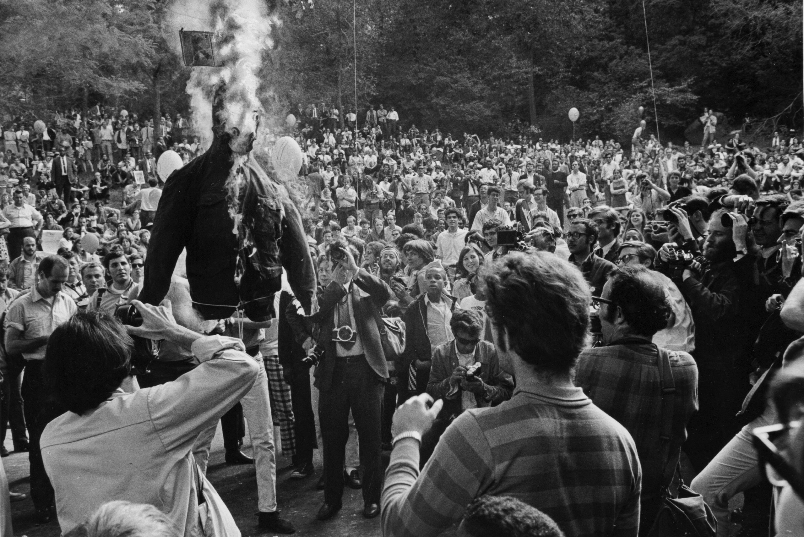 Junio de 1968: estudiantes de Columbia queman una efigie del presidente de la universidad, Grayson Kirk, en una manifestación en Morningside Park, Manhattan