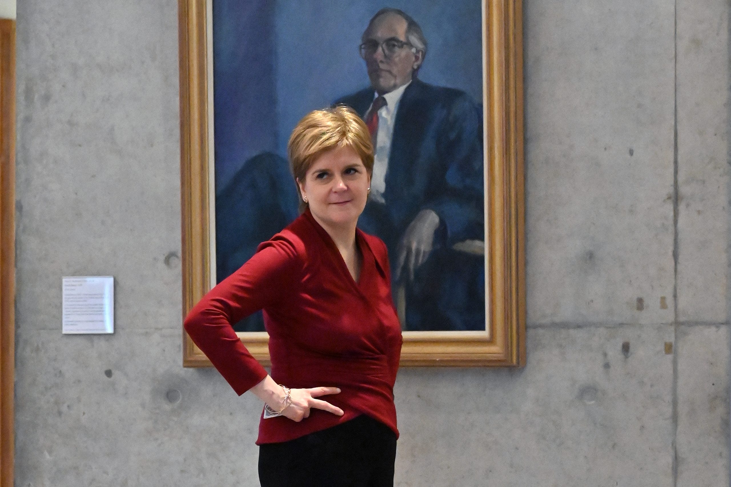 La ex primera ministra Nicola Sturgeon frente a un retrato de Donald Dewar, el primero en ocupar el cargo