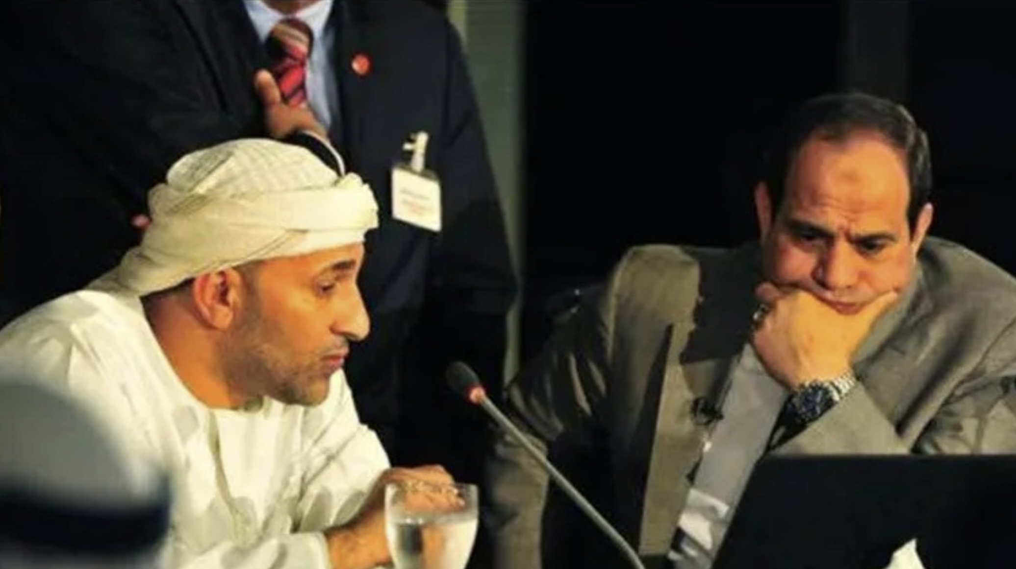 Ibrahim al-Arjani, a la izquierda, presenta sus ideas al presidente el-Sisi de Egipto durante una campaña electoral en mayo de 2014