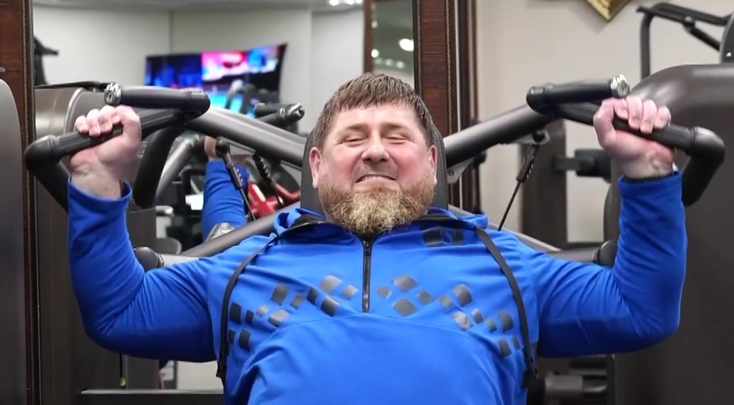 Algunos observadores han sugerido que una imagen de Kadyrov haciendo ejercicio es un metraje antiguo