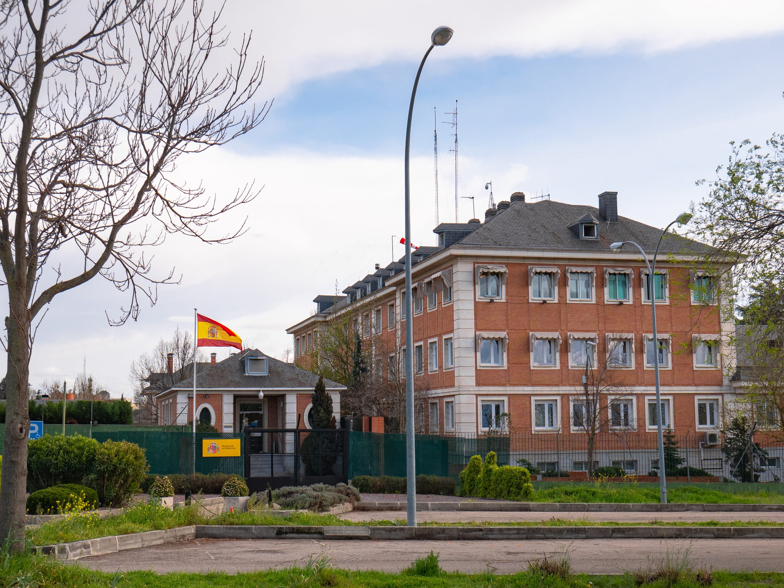 Sánchez se encontraba encerrado con su familia en el Palacio de la Moncloa, su residencia oficial en las afueras de Madrid