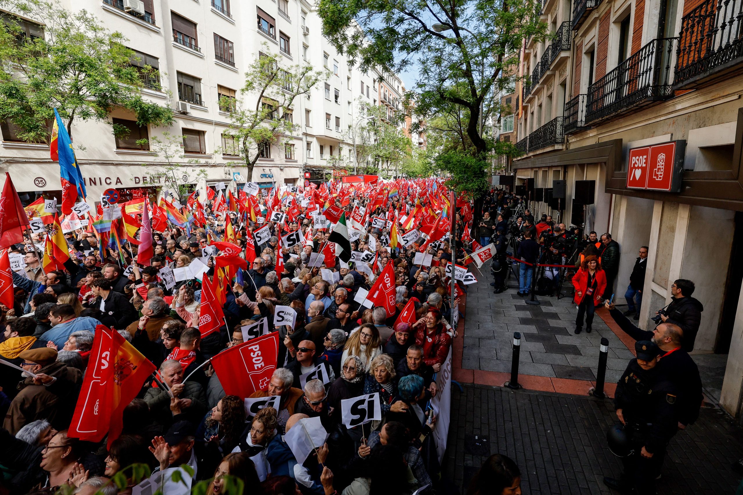 Una multitud se reunió en apoyo del primer ministro frente a la sede del Partido Socialista en el centro de Madrid el sábado